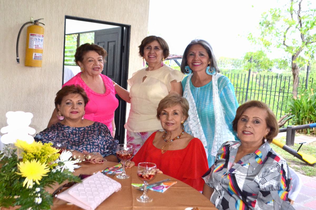 Leonor de Arévalo, Fanny de Silva, Nelly Gasca, Beatriz de Fajardo, la cumpleañera y Clara Sofía Díaz.